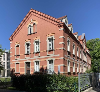 "Herrenbach Palais" - Exklusive 1 Zimmer Single Dachwohnung mit hochwertiger Einbauküche & TG