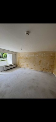Teilsanierte 3-Zimmerwohnung im Erdgeschoss mit Balkon