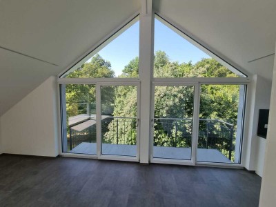 Lichtdurchflutete Dachwohnung neuwertig