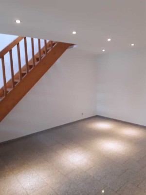 Stilvolle, neuwertige 4-Zimmer-Maisonette-Wohnung mit geh. Innenausstattung mit Balkon und EBK