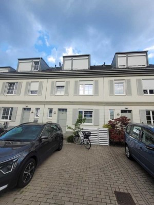 Schönes und neuwertiges 5-Zimmer-Reihenhaus mit geh. Innenausstattung und EBK in Berlin Steglitz