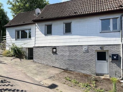 *Handwerkertraum mit Naturblick*
Charmantes Einfamilienhaus in ruhiger Höhenlage