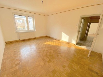 NEUER PREIS! PROVISIONSFREI VOM EIGENTÜMER! UNSANIERTE 4-ZIMMER FAMILIENWOHNUNG NÄHE HANDELSKAI!