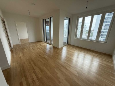 Stilvolle 2-Zimmer-Wohnung mit Sonnenuntergang über der East Side Gallery und der Spree
