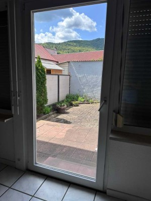 Freundliche 2,5-Raum-Wohnung mit EBK und Terrasse  in Neustadt