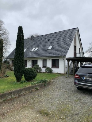 Owschlag: Feine moderne 4 Zimmer Wohnung mit Garage und Garten im EG eines 2-Familienhauses.