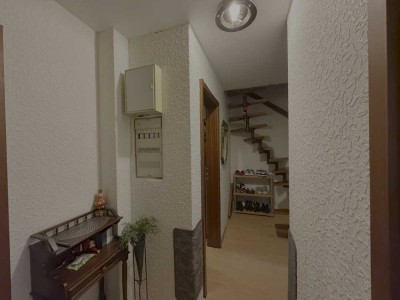 Freundliche und modernisierte 3-Raum-Maisonette-Wohnung mit Balkon in Krefeld