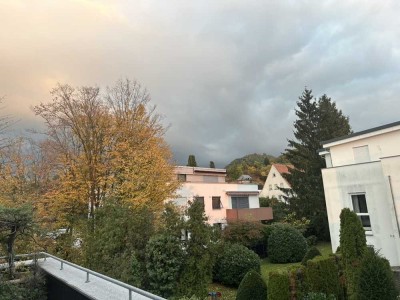 Moderne 2‑Zimmer Penthouse-Wohnung umlaufendem Balkon - Garage, Ruhe & Aussicht