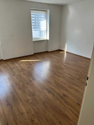 Frisch renovierte 2,5-Zimmer-Wohnung mit großem Wohnbereich