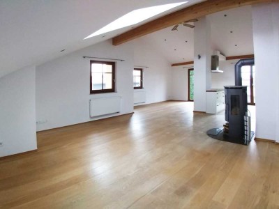 Ansprechende und neuwertige 3-Raum-DG-Wohnung mit geh. Innenausstattung mit Balkon und EBK