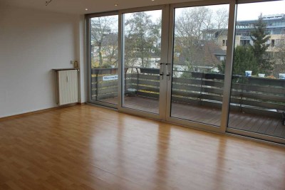 Zentrale, schöne, geräumige Drei-Zimmer Wohnung im Rhein-Sieg-Kreis, Siegburg, teils möbliert