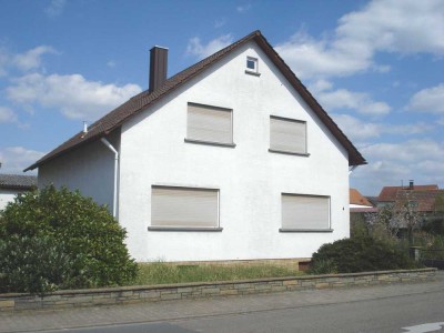 Einfamilienhaus mit Hoffläche, Fahrzeughalle und großem Grundstück!