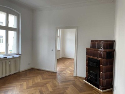 Verträumte Altbauwohnung mit Balkon, Stuck, Parkett und Kaminofen