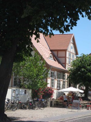 Grundsanierte Dachgeschosswohnung mit Einbauküche, Garten und Stellplatz