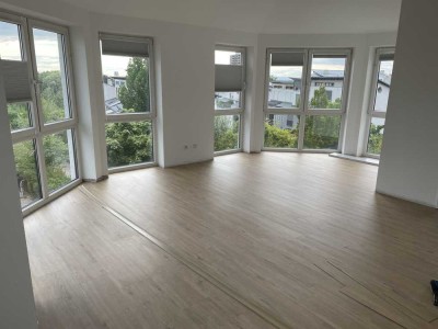 neu renovierte DG-Wohnung mit zwei Dachterrassen