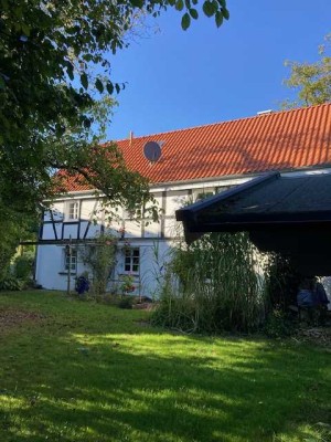 Historisches Fachwerkhaus in ruhiger Lage,  mit 2 Stellplätzen, mit Garten und Gartenhaus in Overath
