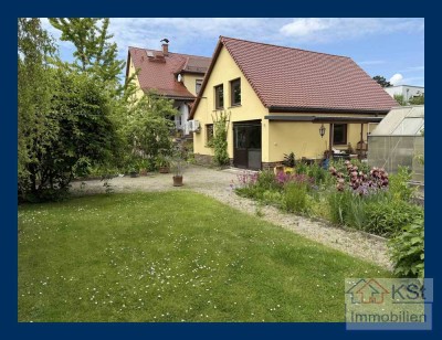 **Familientraum: Doppelhaushälfte mit XXL-Garten & vielseitigem Wintergarten und großer Werkstatt**