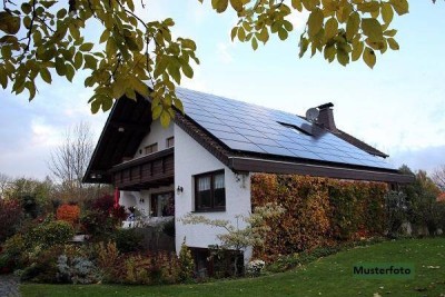 2-Familienhaus mit 2 Garagen