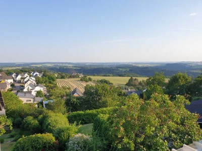 Single-Dachgeschoss-Wohnung mit Fernblick in Nörtershausen