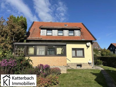 Gemütliches Ein- bis Zweifamilienhaus mit Wintergarten und drei Garagen im idyllischen Bredelem
