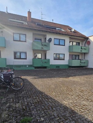 Reserviert: Sonnige 2-Zi.-Wohnung mit Balkon, Garage, barrierefrei, zentral, nach Sanierung