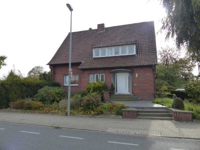 Freistehendes Einfamilienhaus mit Einliegerwohnung und großem Garten