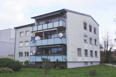 Renovierungsbedürftige 3-Zimmer-Erdgeschoss-Wohnung mit Balkon und Pkw Stellplatz