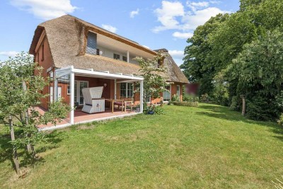 Stilvolles Reetdachhaus mit  Nebengebäude und Garage – ländliches Wohnen mit Komfort in Haby