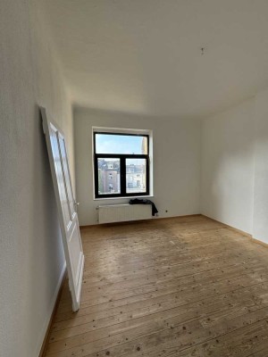 Sanierter Altbau mit zwei Eingängen und EBK — Terrasse, Balkon — TOP 2er-WG, Paare, Singles