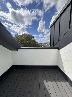 MINI-PENTHOUSE NÄHE WESTHAFEN: Erstbezug mit Loggia und Panoramablick