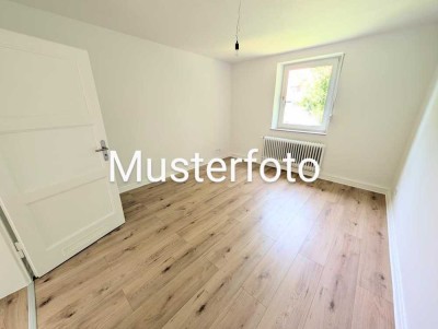 **Frisch renoviert: +neuer Laminat +weiße Wände +Tageslichbad +großzügig +hell**