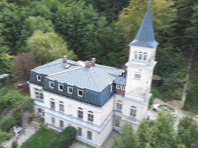 Exklusives Dachgeschoß-Juwel in historischem Gebäude mit großem Gartenanteil