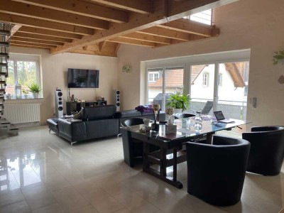 Sanierte 5-Raum-Wohnung mit Balkon, Einbauküche, Bad und Sauna.