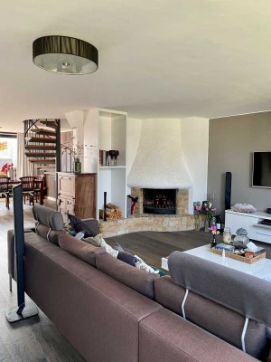 Exklusive, geräumige und modernisierte 3 Zimmer-Maisonette-Wohnung mit Balkon in Düsseldorf