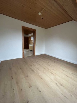 Sehr gepflegte, helle drei Zimmer DG-Wohnung