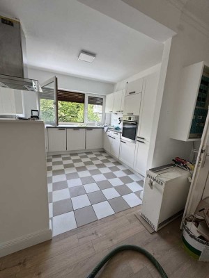***Teilsanierte 4 Zimmerwohnung mit großem  Balkon***