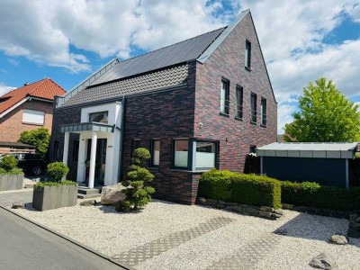 Modernes Wohnen mit Wintergarten und Photovoltaik