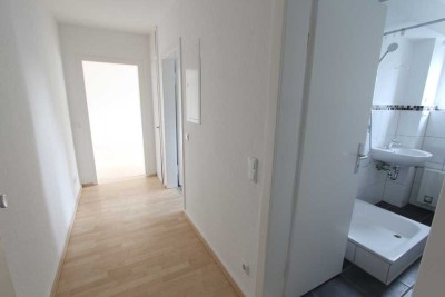 Mieter für helle, renovierte Zweizimmerwohnung gesucht!