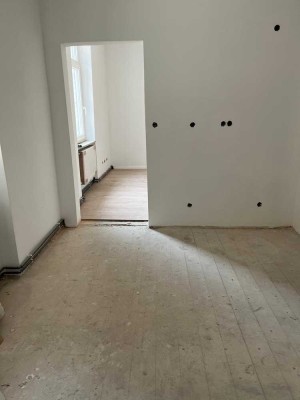 Liebevoll sanierte Altbauwohnung mit großer Wohnküche in renoviertem Altbau!