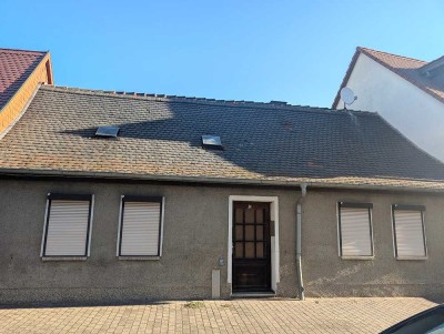 Historisches Reihenmittelhaus mit Potenzial – Sanierungsobjekt in Zörbig
