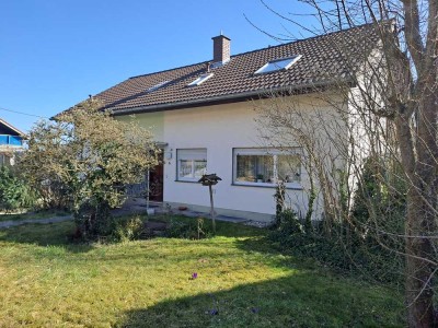 Gemütliches, freistehendes Einfamilienhaus mit Einliegerwohnung und zwei Garagen