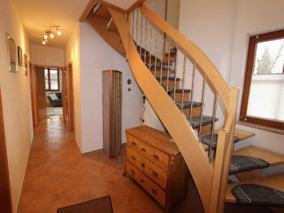 **Hochwertig ausgestattete 
3-Zi-Wohnung auf zwei Ebenen**
 **mit EBK, 3 Balkone & Ofen**
