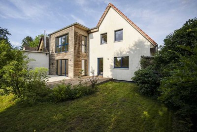Kernsaniertes Einfamilienhaus mit traumhaftem Garten, moderner Haustechnik & sonniger Terrasse
