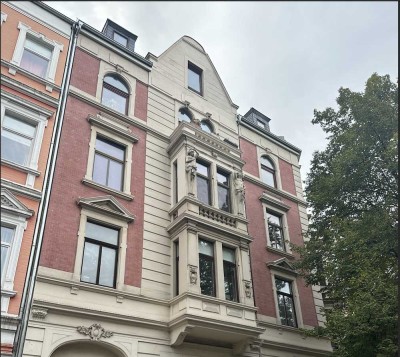 5-Zimmer-Altbauwohnung mit neuen Fenstern + Balkon