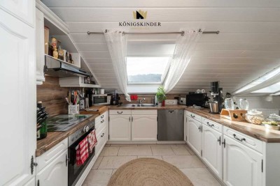 Sehr helle 3-Zimmer-DG-Wohnung mit Einbauküche & eigenem Gartenanteil & 2 Garagen in ruhiger Lage!