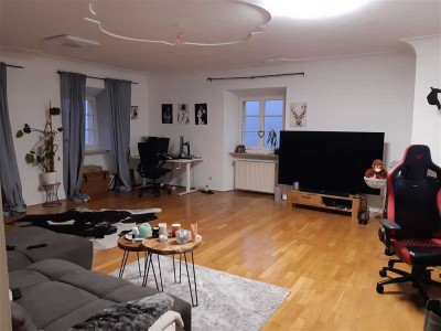 Romantische Altbauwohnung im Haus mit der Sonnenuhr
