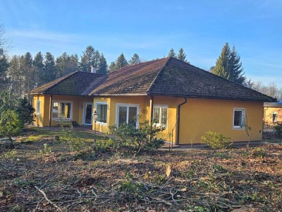 BAUMEISTERBUNGALOW IN FABELHAFTER WALDRANDLAGE