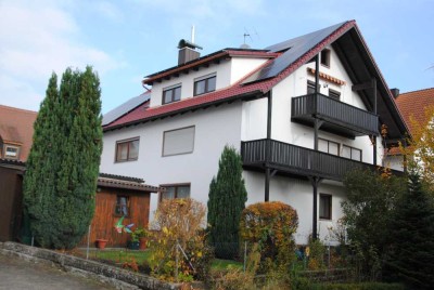 Schöne 4-Zimmer-Dachgeschosswohnung mit Einbauküche in Weisendorf