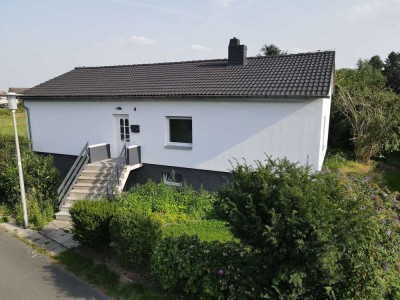 Massivhaus Bungalow in ruhiger Sackgassenlage - Wärmepumpe, neue Fassade, Energiekennwert A