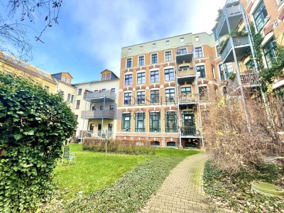 Sonnige Aussichten: Stilvolle Dachgeschosswohnung mit Balkon und Dachterrasse